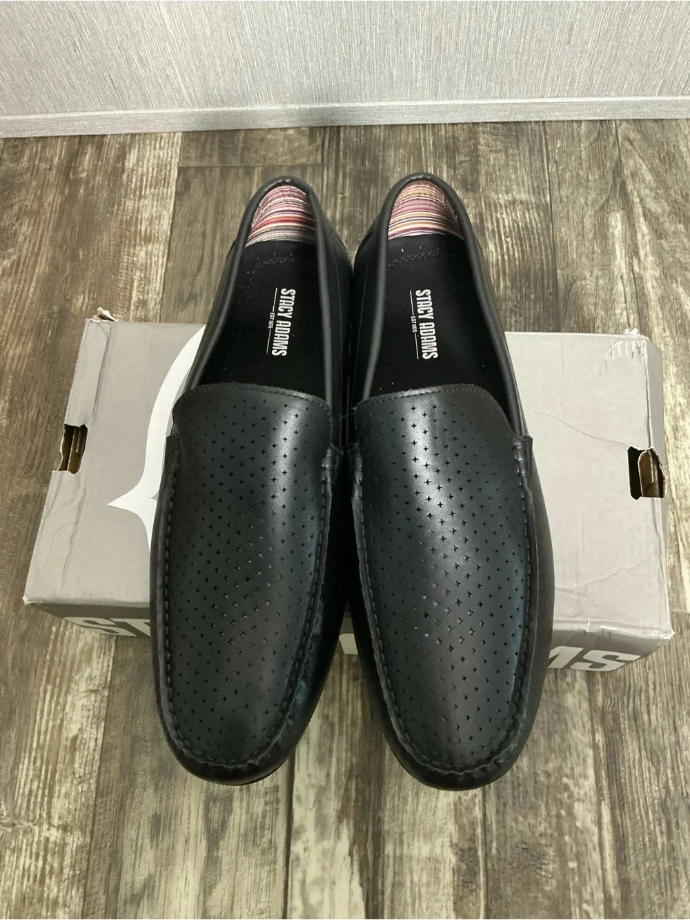 Stacy Adams sleek perforated